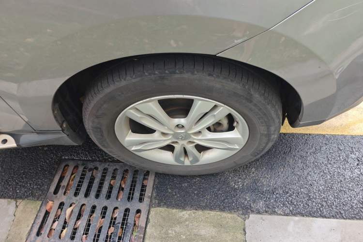 Used Hyundai ix35 2012 2.0L Automatic Two-Wheel Drive Elite Edition GLS Right Front Wheel Hub