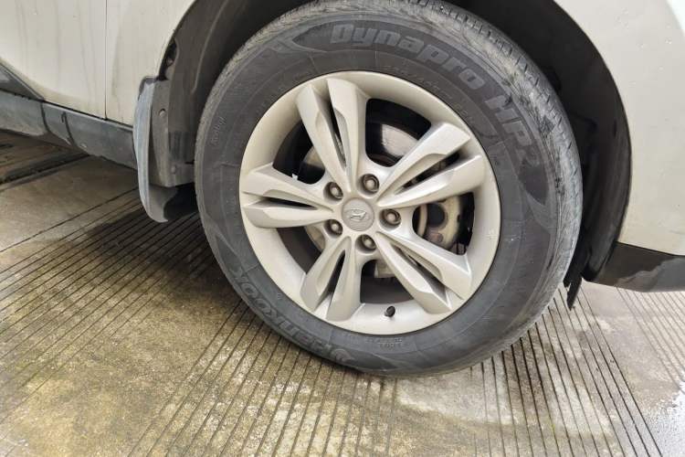 Used Hyundai ix35 2012 2.0L Automatic Two-Wheel Drive Elite Edition GLS Right Front Wheel Hub