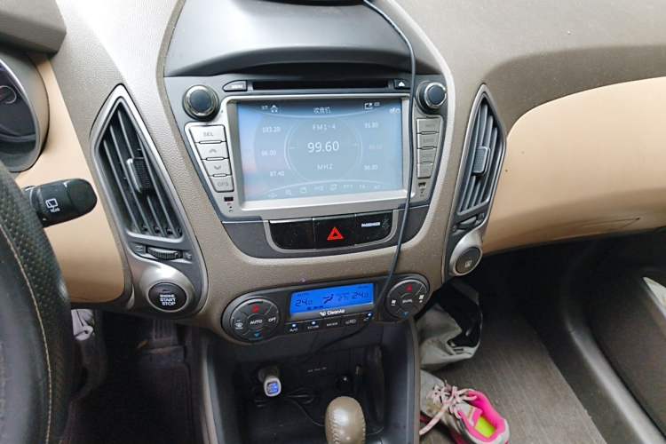 Used Hyundai ix35 2012 2.0L Automatic Two-Wheel Drive Elite Edition GLS Audio And AC Panel