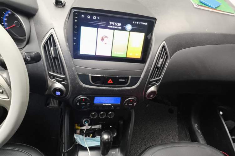 Used Hyundai ix35 2012 2.0L Automatic Two-Wheel Drive Elite Edition GLS Audio And AC Panel