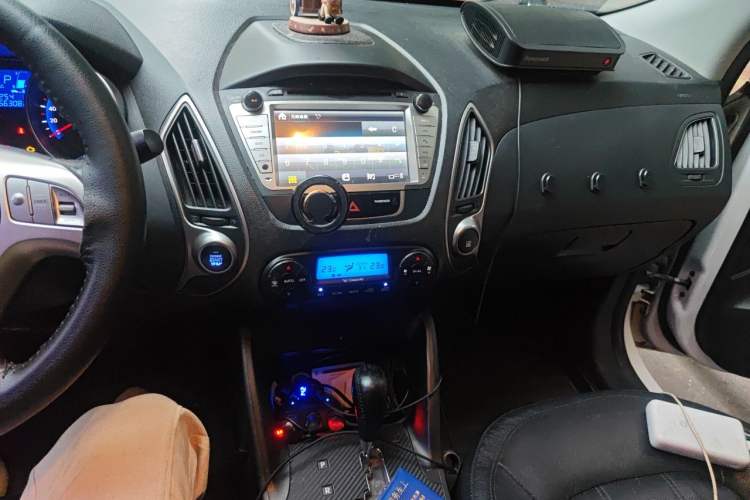 Used Hyundai ix35 2012 2.0L Automatic Two-Wheel Drive Elite Edition GLS Audio And AC Panel