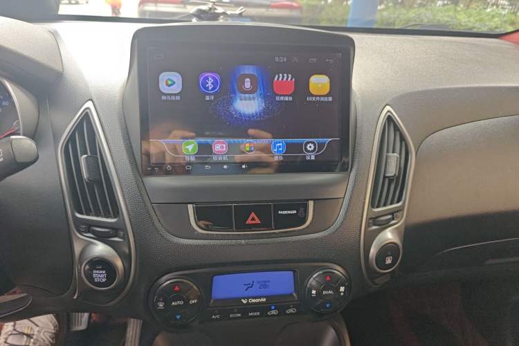 Used Hyundai ix35 2012 2.0L Automatic Two-Wheel Drive Elite Edition GLS Audio And AC Panel