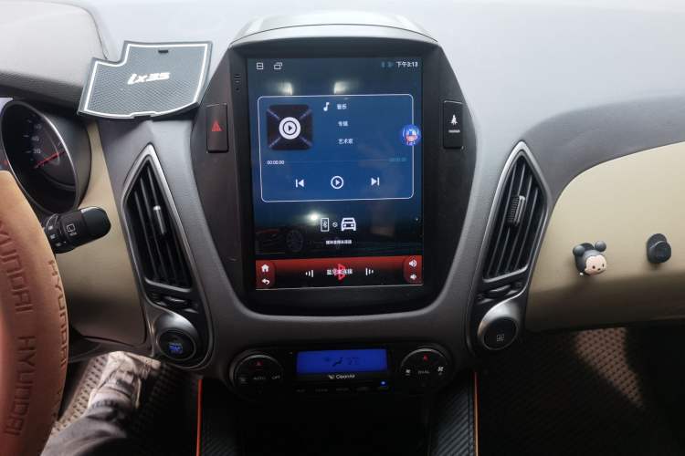 Used Hyundai ix35 2012 2.0L Automatic Two-Wheel Drive Elite Edition GLS Audio And AC Panel