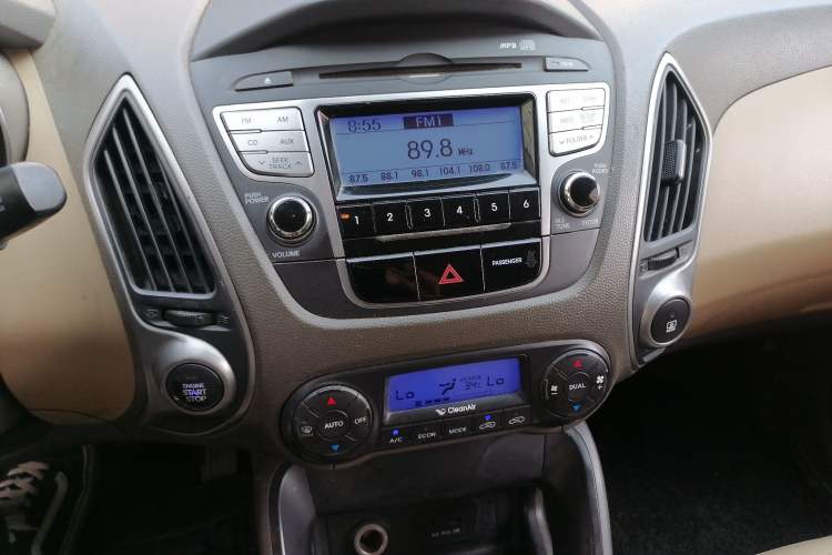 Used Hyundai ix35 2012 2.0L Automatic Two-Wheel Drive Elite Edition GLS Audio And AC Panel