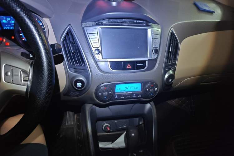Used Hyundai ix35 2012 2.0L Automatic Two-Wheel Drive Elite Edition GLS Audio And AC Panel
