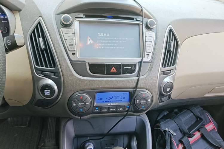 Used Hyundai ix35 2012 2.0L Automatic Two-Wheel Drive Elite Edition GLS Audio And AC Panel
