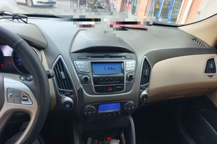 Used Hyundai ix35 2012 2.0L Automatic Two-Wheel Drive Elite Edition GLS Audio And AC Panel
