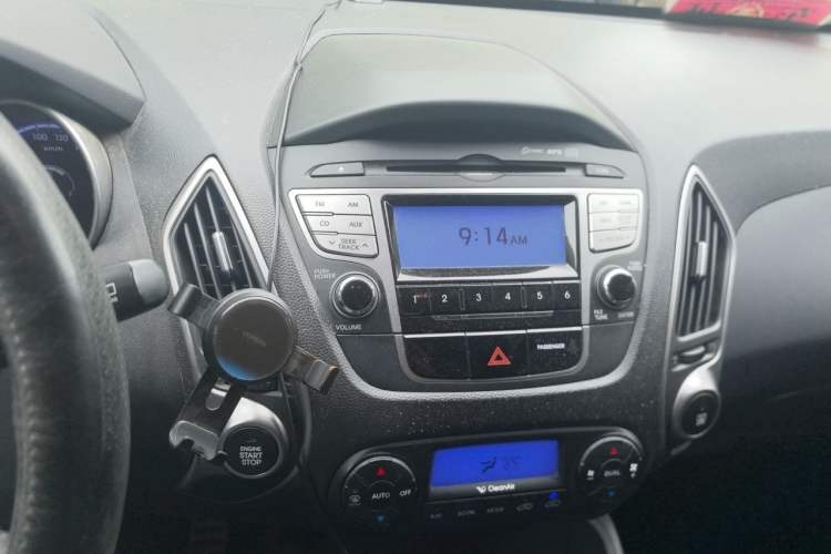 Used Hyundai ix35 2012 2.4L Automatic Two-Wheel Drive Prestige Edition GLS Audio And AC Panel