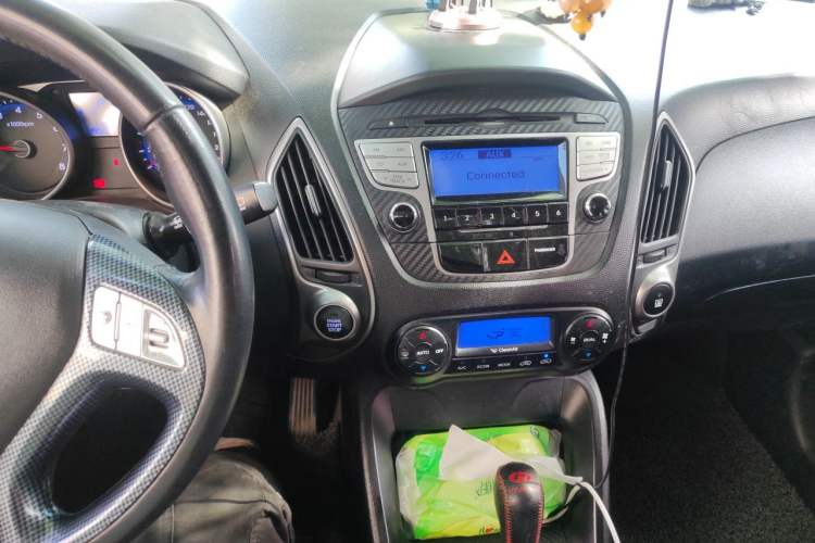 Used Hyundai ix35 2012 2.0L Automatic Two-Wheel Drive Elite Edition GLS Audio And AC Panel