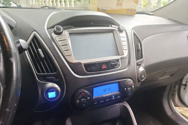 Used Hyundai ix35 2012 2.0L Automatic Two-Wheel Drive Elite Edition GLS Audio And AC Panel