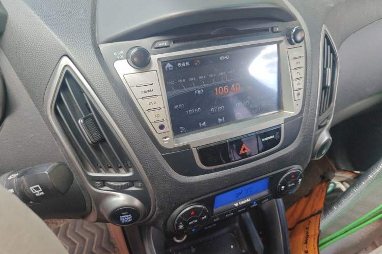 Used Hyundai ix35 2012 2.0L Automatic Two-Wheel Drive Elite Edition GLS Audio And AC Panel