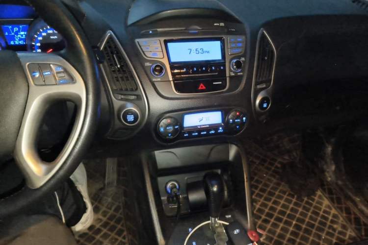 Used Hyundai ix35 2012 2.0L Automatic Two-Wheel Drive Elite Edition GLS Audio And AC Panel