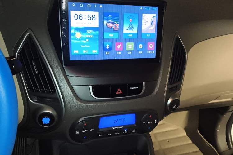 Used Hyundai ix35 2012 2.0L Automatic Two-Wheel Drive Elite Edition GLS Audio And AC Panel