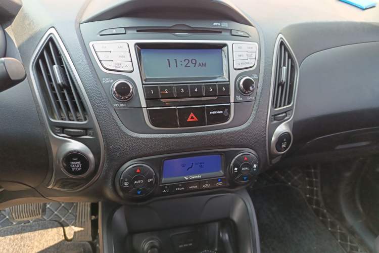 Used Hyundai ix35 2012 2.0L Automatic Two-Wheel Drive Elite Edition GLS Audio And AC Panel