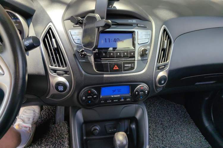 Used Hyundai ix35 2012 2.0L Automatic Two-Wheel Drive Elite Edition GLS Audio And AC Panel
