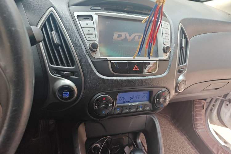 Used Hyundai ix35 2012 2.0L Automatic Two-Wheel Drive Elite Edition GLS Audio And AC Panel