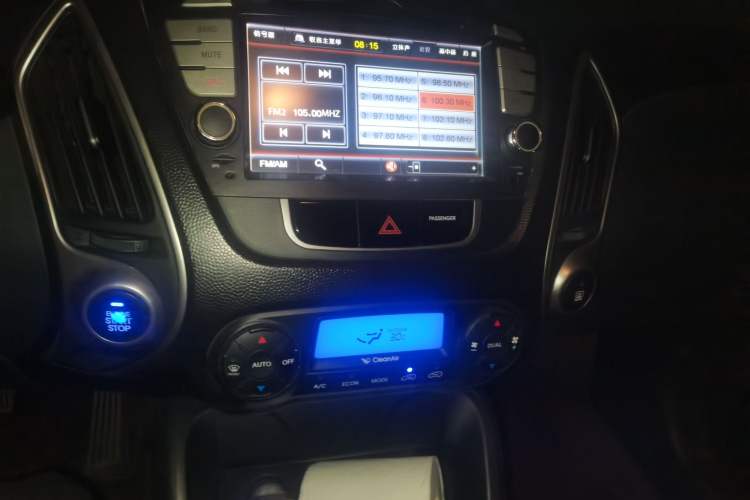 Used Hyundai ix35 2012 2.0L Automatic Two-Wheel Drive Elite Edition GLS Audio And AC Panel