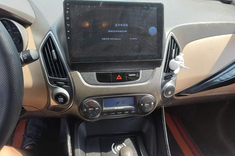 Used Hyundai ix35 2012 2.0L Automatic Two-Wheel Drive Elite Edition GLS Audio And AC Panel