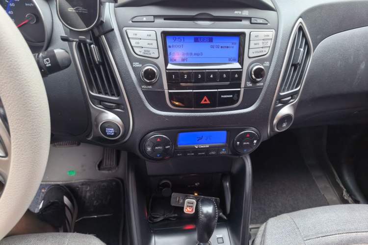 Used Hyundai ix35 2012 2.0L Automatic Two-Wheel Drive Elite Edition GLS Audio And AC Panel
