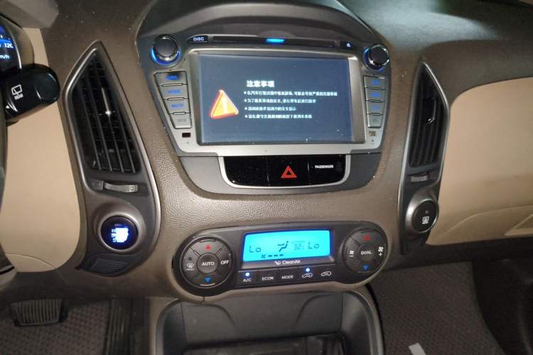 Used Hyundai ix35 2012 2.0L Automatic Two-Wheel Drive Elite Edition GLS Audio And AC Panel