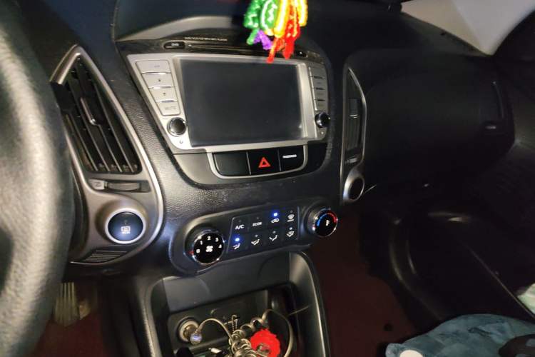 Used Hyundai ix35 2012 2.0L Manual Two-Wheel Drive New Edition GL Audio And AC Panel