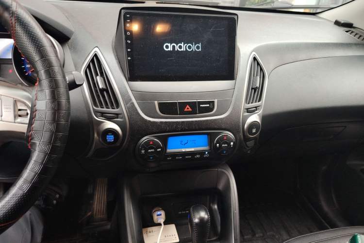 Used Hyundai ix35 2012 2.0L Automatic Two-Wheel Drive Elite Edition GLS Audio And AC Panel