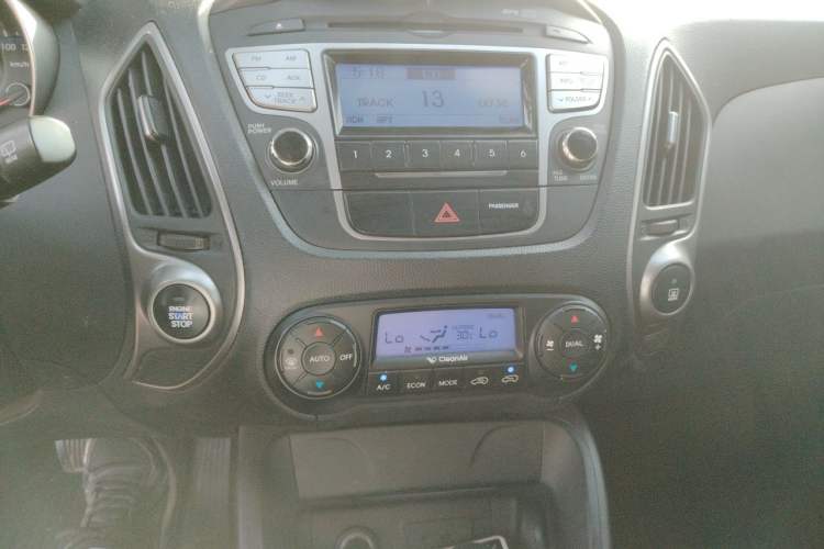 Used Hyundai ix35 2012 2.0L Automatic Two-Wheel Drive Elite Edition GLS Audio And AC Panel