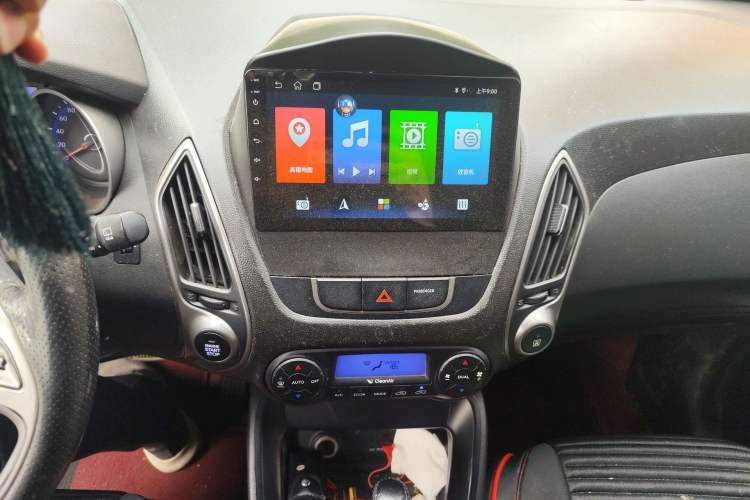 Used Hyundai ix35 2012 2.0L Automatic Two-Wheel Drive Elite Edition GLS Audio And AC Panel