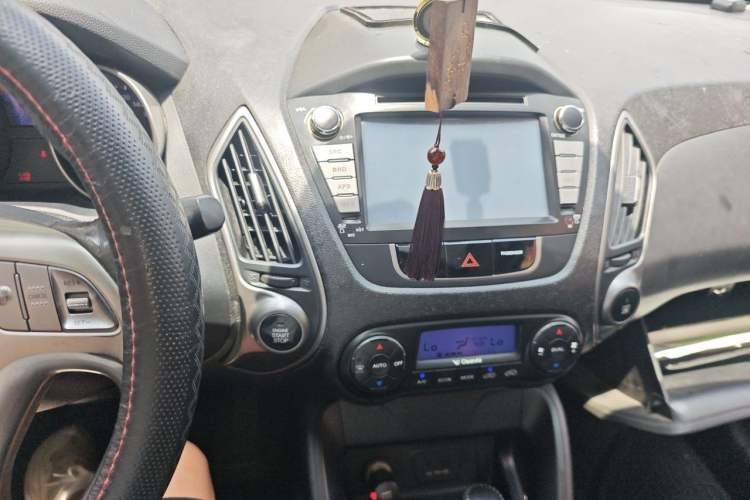 Used Hyundai ix35 2012 2.0L Automatic Two-Wheel Drive Elite Edition GLS Audio And AC Panel