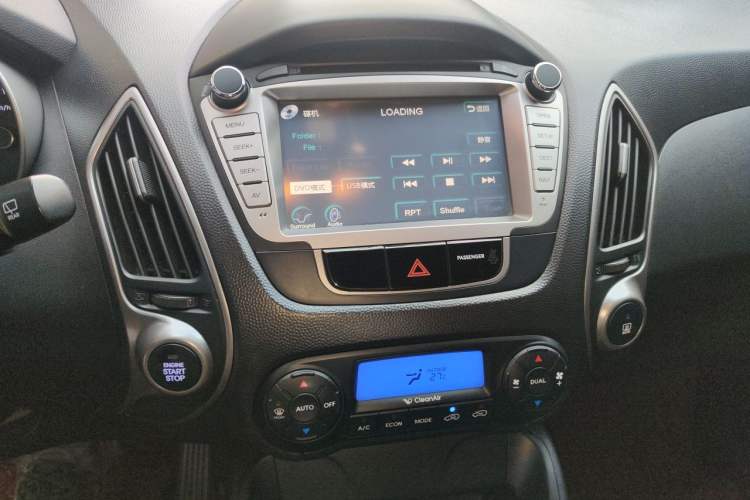 Used Hyundai ix35 2012 2.0L Automatic Two-Wheel Drive Elite Edition GLS Audio And AC Panel