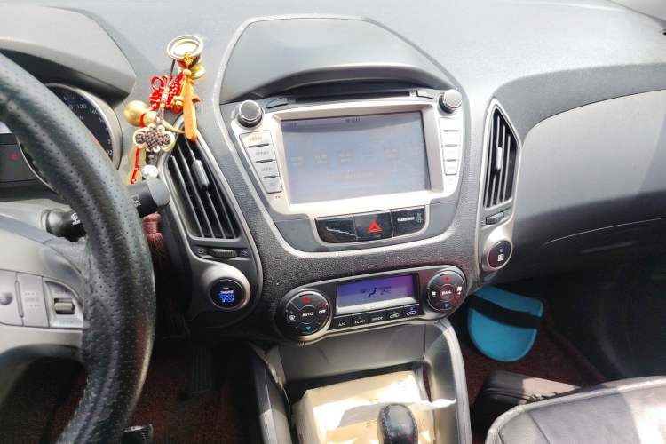 Used Hyundai ix35 2012 2.0L Automatic Two-Wheel Drive Elite Edition GLS Audio And AC Panel