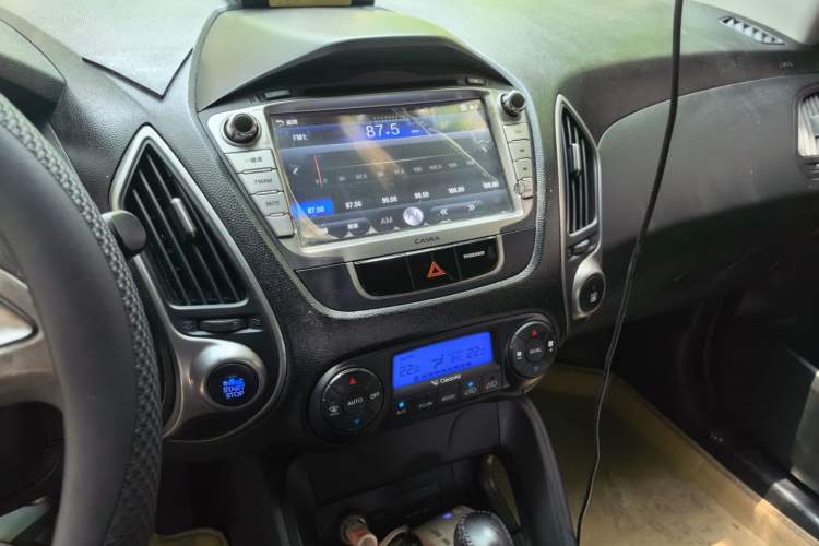 Used Hyundai ix35 2012 2.0L Automatic Two-Wheel Drive Elite Edition GLS Audio And AC Panel