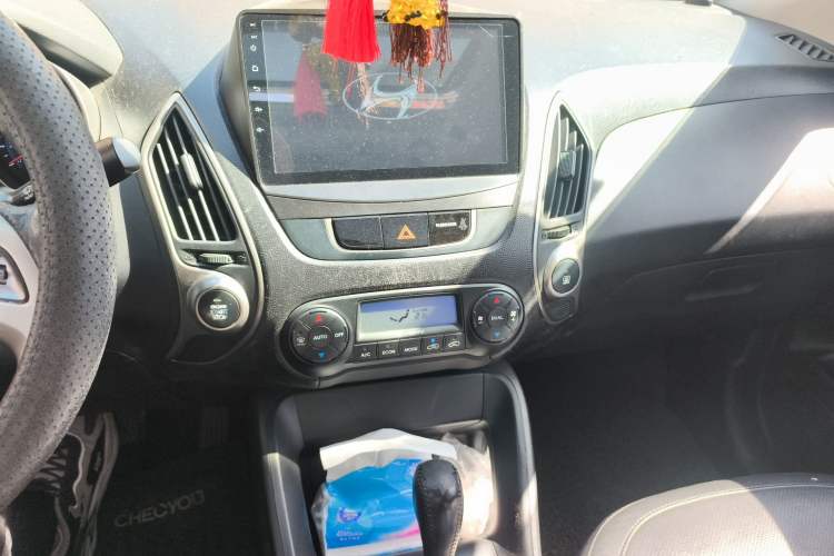 Used Hyundai ix35 2012 2.0L Automatic Two-Wheel Drive Elite Edition GLS Audio And AC Panel
