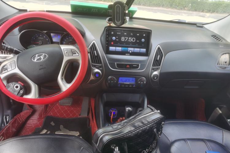 Used Hyundai ix35 2012 2.0L Automatic Two-Wheel Drive Elite Edition GLS Center Console