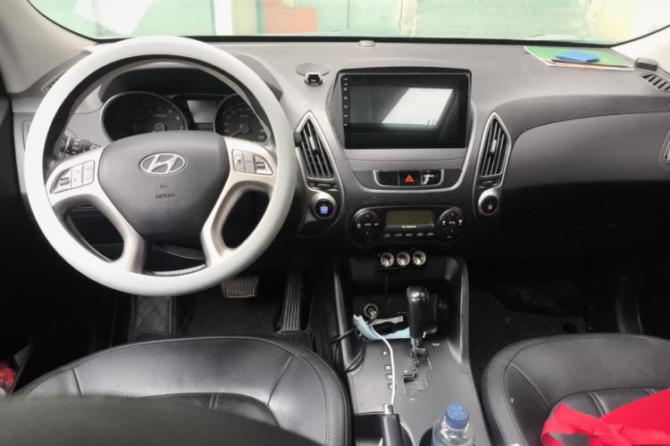 Used Hyundai ix35 2012 2.0L Automatic Two-Wheel Drive Elite Edition GLS Center Console