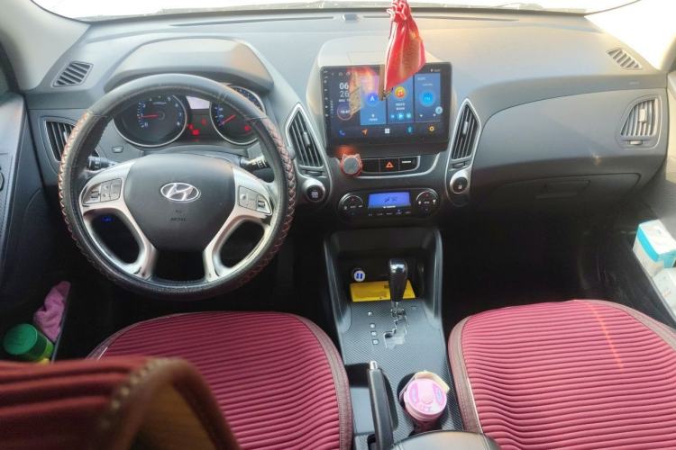 Used Hyundai ix35 2012 2.0L Automatic Two-Wheel Drive Elite Edition GLS Center Console