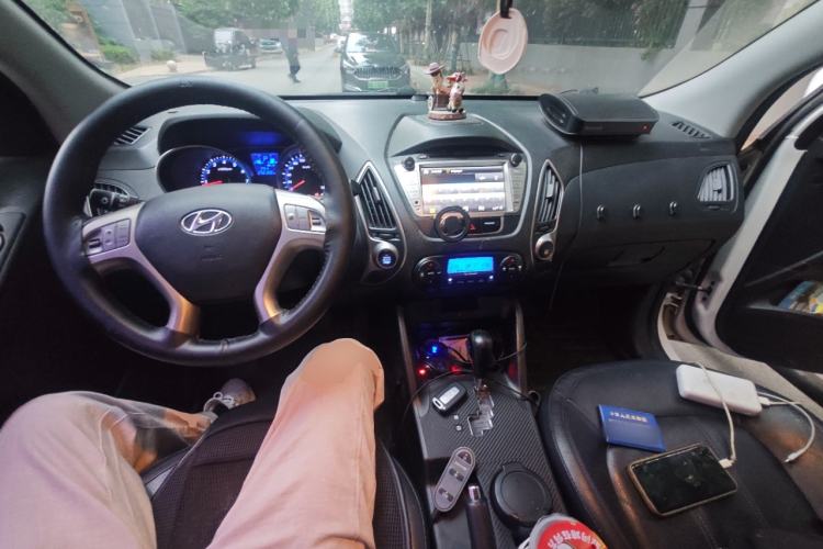Used Hyundai ix35 2012 2.0L Automatic Two-Wheel Drive Elite Edition GLS Center Console