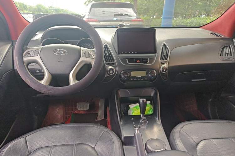 Used Hyundai ix35 2012 2.0L Automatic Two-Wheel Drive Elite Edition GLS Center Console