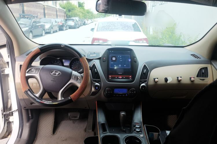 Used Hyundai ix35 2012 2.0L Automatic Two-Wheel Drive Elite Edition GLS Center Console