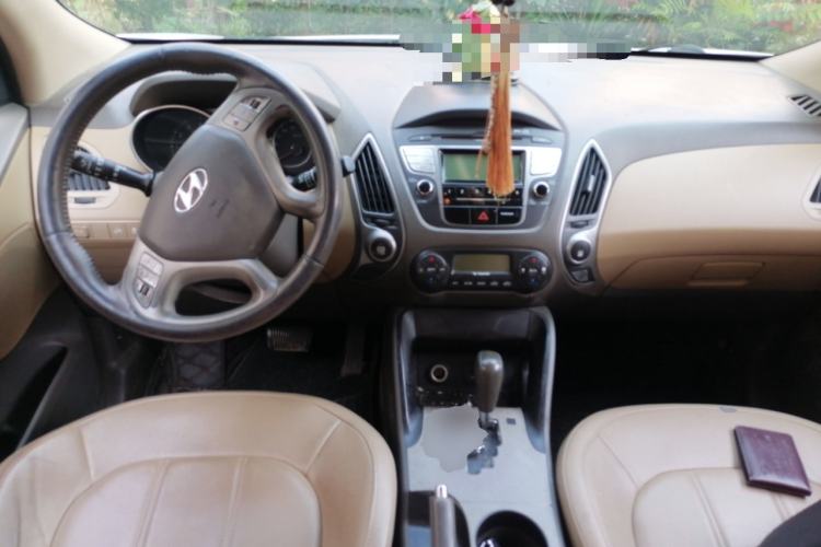 Used Hyundai ix35 2012 2.0L Automatic Two-Wheel Drive Elite Edition GLS Center Console