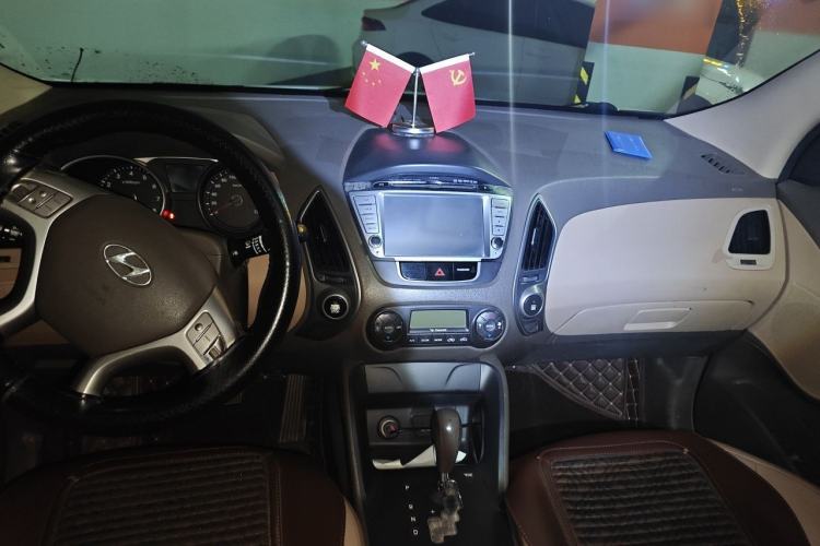 Used Hyundai ix35 2012 2.0L Automatic Two-Wheel Drive Elite Edition GLS Center Console