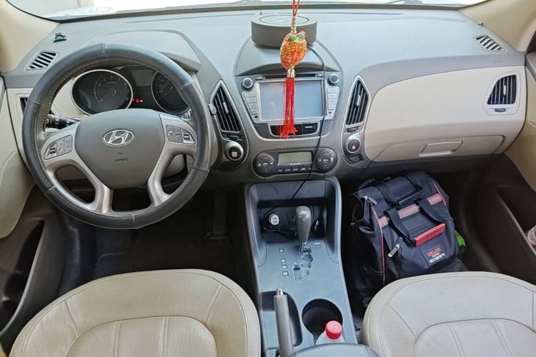 Used Hyundai ix35 2012 2.0L Automatic Two-Wheel Drive Elite Edition GLS Center Console