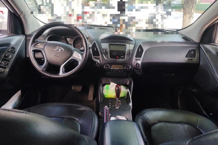 Used Hyundai ix35 2012 2.0L Automatic Two-Wheel Drive Elite Edition GLS Center Console