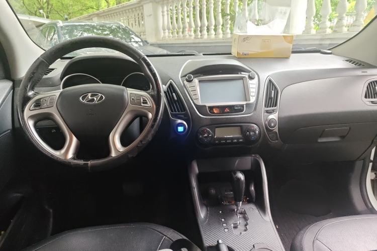Used Hyundai ix35 2012 2.0L Automatic Two-Wheel Drive Elite Edition GLS Center Console