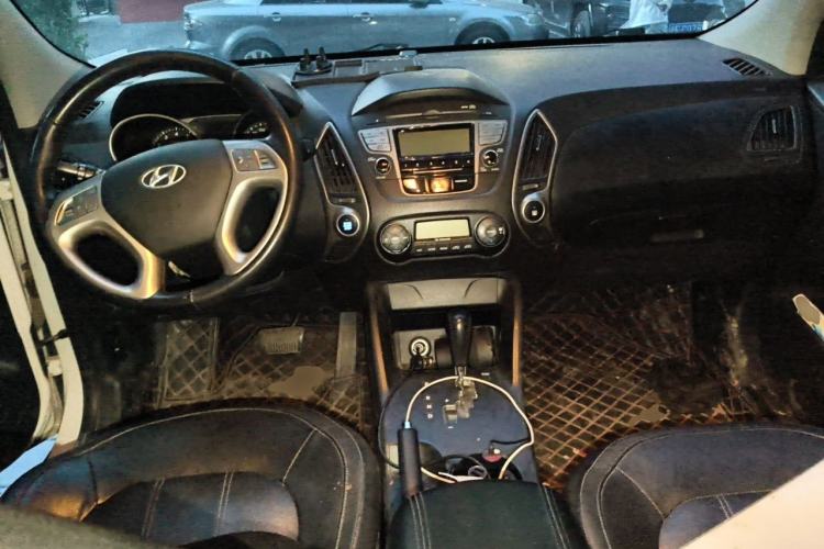 Used Hyundai ix35 2012 2.0L Automatic Two-Wheel Drive Elite Edition GLS Center Console