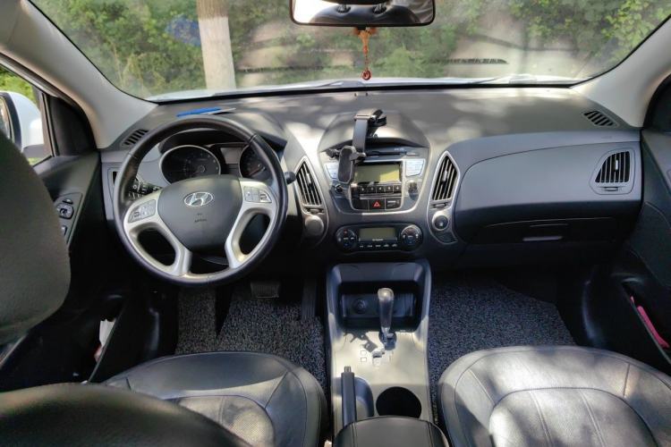 Used Hyundai ix35 2012 2.0L Automatic Two-Wheel Drive Elite Edition GLS Center Console