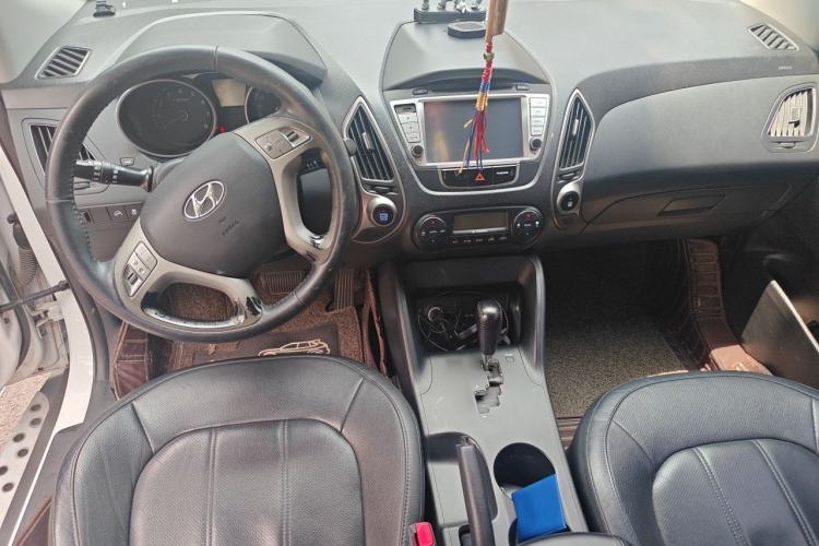 Used Hyundai ix35 2012 2.0L Automatic Two-Wheel Drive Elite Edition GLS Center Console