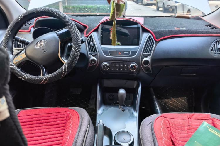 Used Hyundai ix35 2012 2.0L Automatic Two-Wheel Drive New Edition GL Center Console