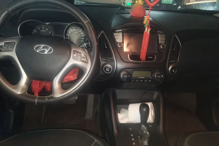 Used Hyundai ix35 2012 2.0L Automatic Two-Wheel Drive Elite Edition GLS Center Console