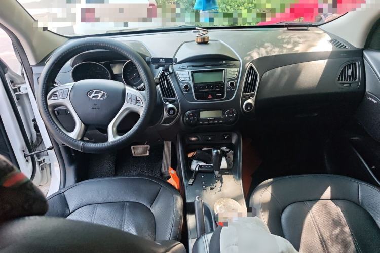 Used Hyundai ix35 2012 2.0L Automatic Two-Wheel Drive Elite Edition GLS Center Console
